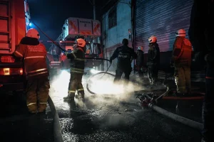 İzmir Buca’daki mobilya atölyesi yangını büyümeden söndürüldü