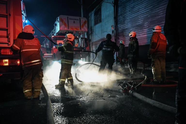 İzmir Buca’daki mobilya atölyesi yangını büyümeden söndürüldü
