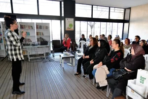 İzmir Bornova’da kadınlar hem üretiyor hem bilinçleniyor