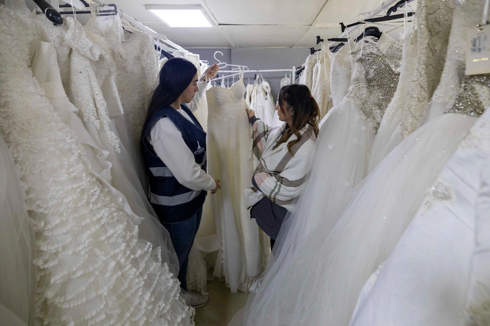 İzmir’den genç çiftlere evlilik desteği… Gelinlik hayali ücretsiz gerçek oluyor