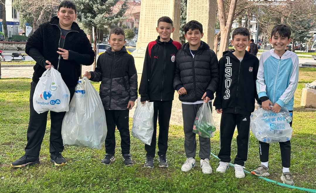 Tire’de Utandıran Görüntü, Gurur Veren Hareket: Büyüklere Çevre Dersi!