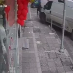 Buca Menderes Caddesi’nde Can Pazarı: Freni Boşalan Minibüs Mağazaya Daldı!