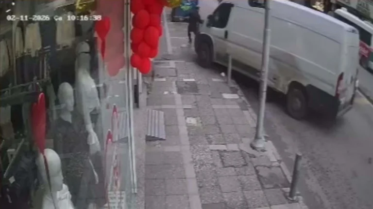 Buca Menderes Caddesi’nde Can Pazarı: Freni Boşalan Minibüs Mağazaya Daldı!