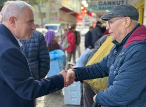 Güveli, Dikili ilçe pazarında esnafın talep ve önerilerini dinledi