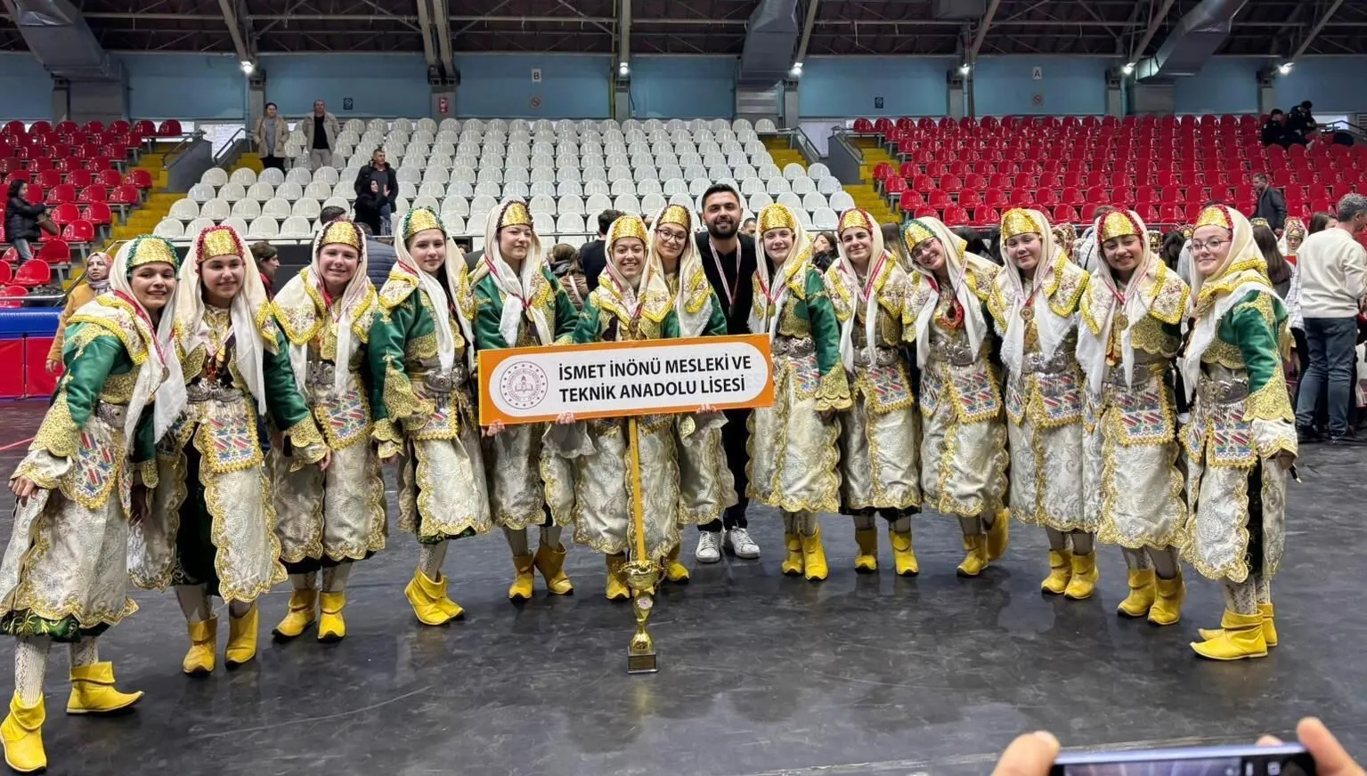 Manisa’nın en köklü okulu İsmet İnönü Kız Meslek ve Teknik Anadolu Lisesi halk oyunları şampiyonu